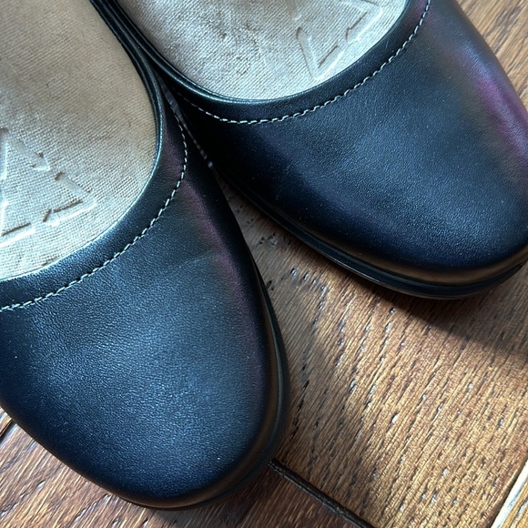 Ecco leather mary jane with double buckle straps and 1 1/2 inch heel. Size 8 - Picture 5 of 5